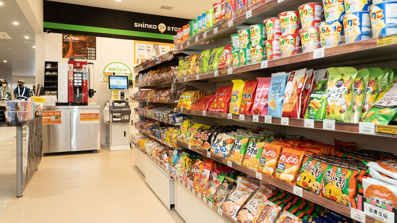 カラフルなお菓子などが並ぶ。廊下に面している