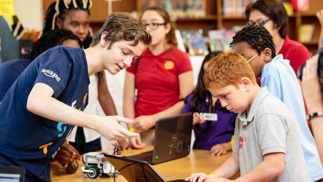 地铁纳什维尔的公立学校的学生喜欢和杰夫·贝佐斯访问亚马逊未来工程师计划宣布扩张到他们的学校。