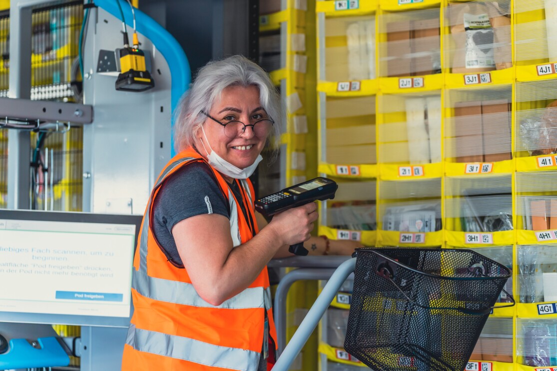 Eine Amazon Mitarbeitern am Robotics Regal