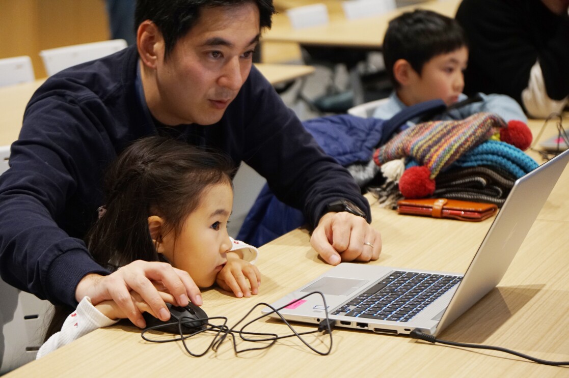 親子で学ぶプログラミングの楽しさ「Hour of Code」