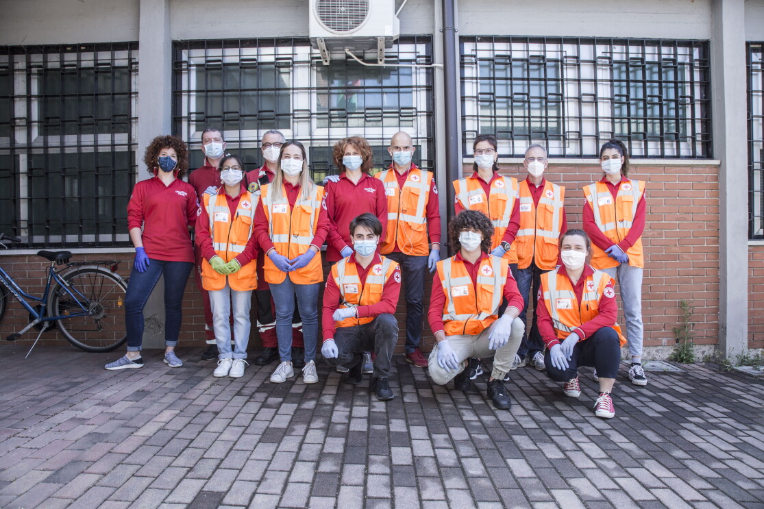 Foto di gruppo di volontari di Croce Rossa Italiana sezione Bergamo Hinterland con gilet catarifrangenti e mascherine sanitarie