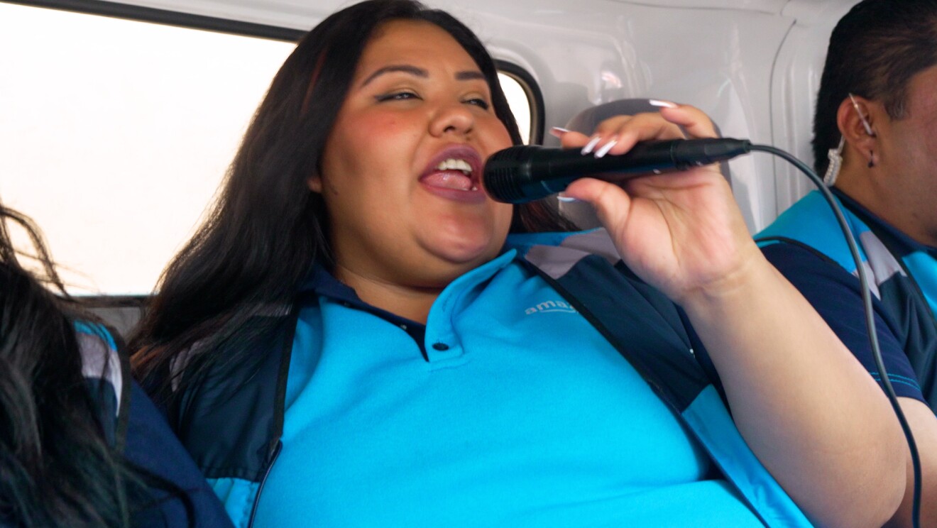 Marimar Terrón en el camión con el micro.