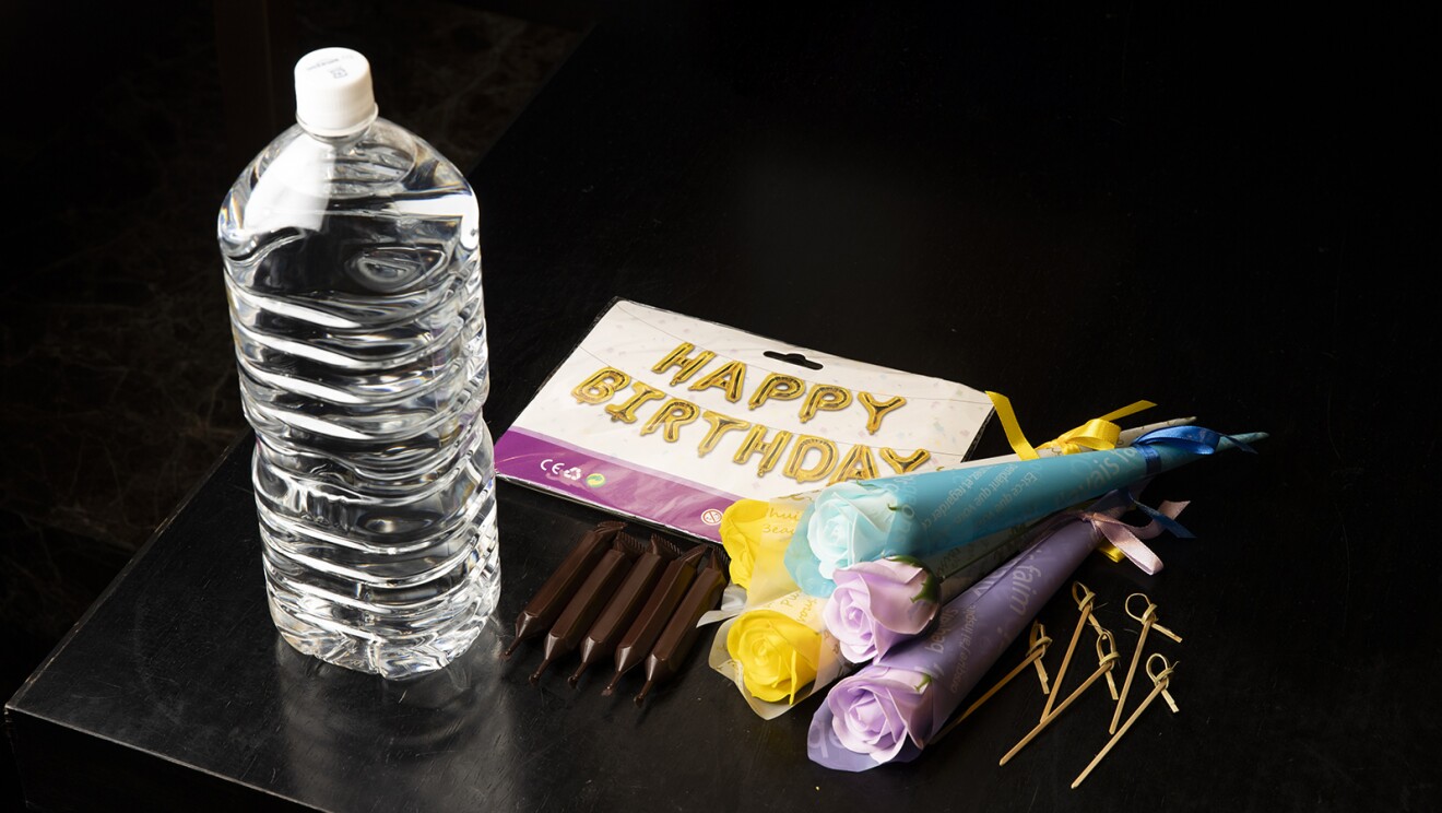 Happy Birth Dayと書かれたシールや、造花など