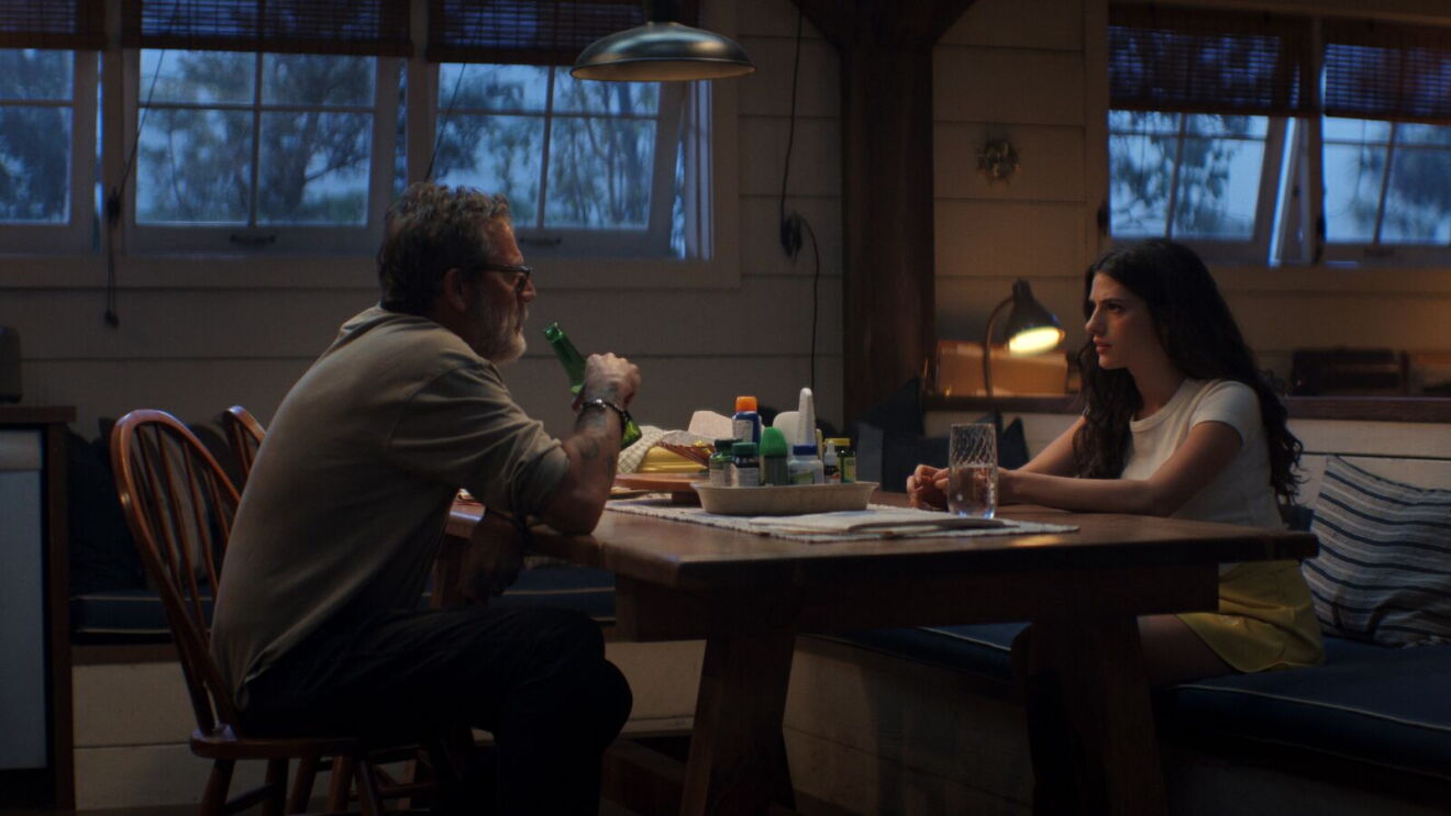 Joe conversa com Annie em Sterling Point