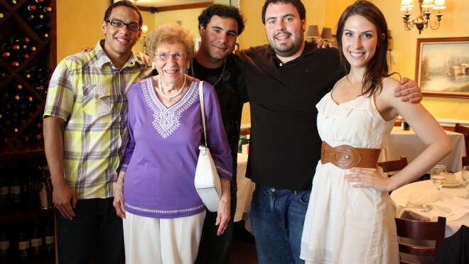 Alexa最好的朋友Belle与朋友和家人在一起(covid -19大流行前)