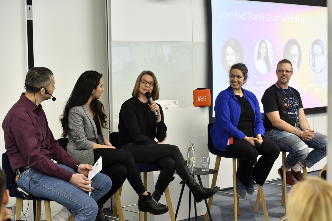 Das Panel (6 Personen) im Gespräch 