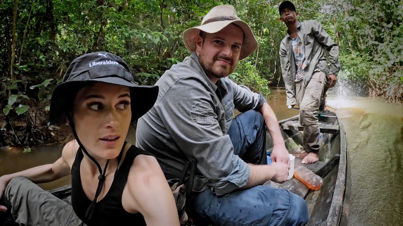 7 vs Wild Teilnehmer in einem Kanu im Amazonas