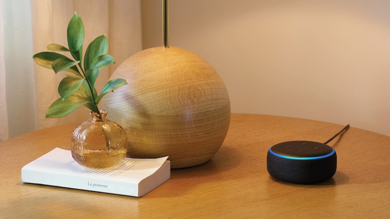 一张放在客厅边桌上的Echo Dot设备的图片。