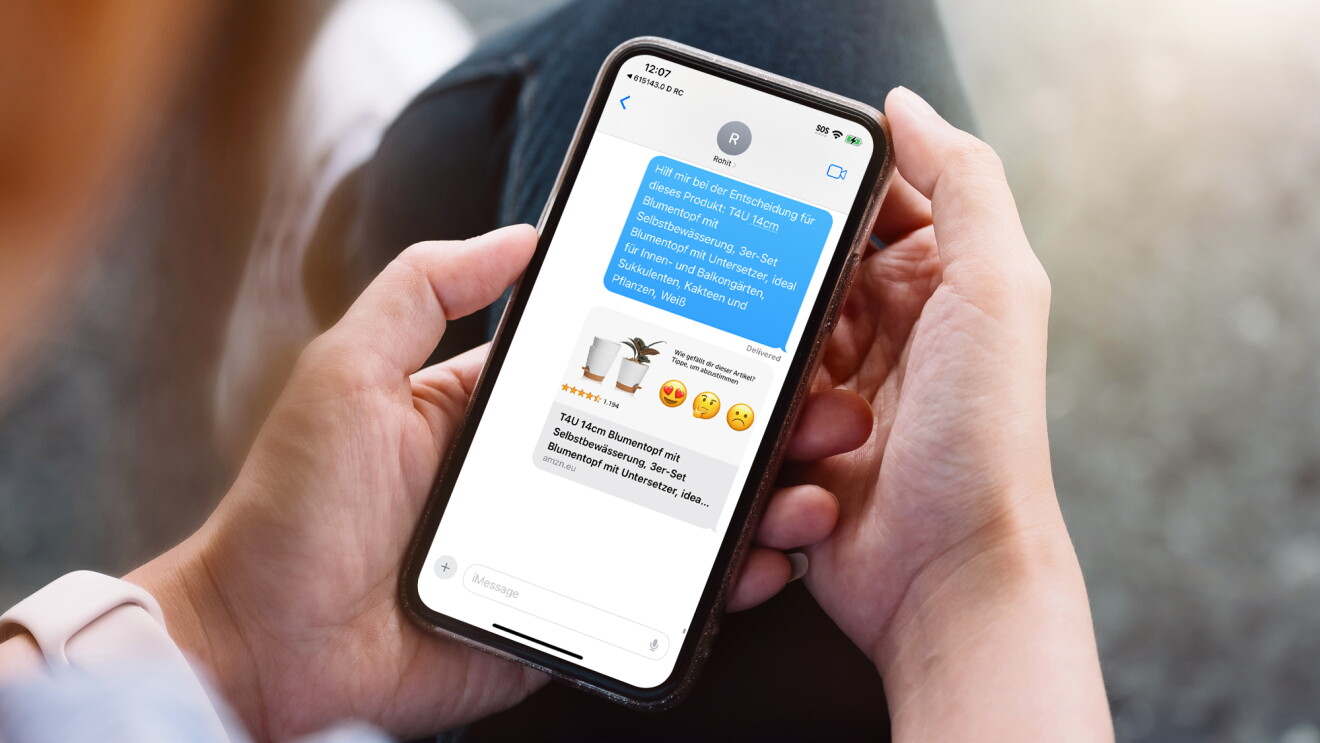 Man sieht Hände, die ein Handy halten auf der in der Amazon App das neue Social Shopping Feature zu sehen ist.