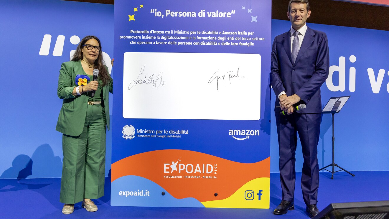 EXPoAID 2026. Giorgio Busnelli, Country Manager Amazon firma un Protocollo d’Intesa con la Ministra per le disabilità della Repubblica Italiana, Alessandra Locatelli.