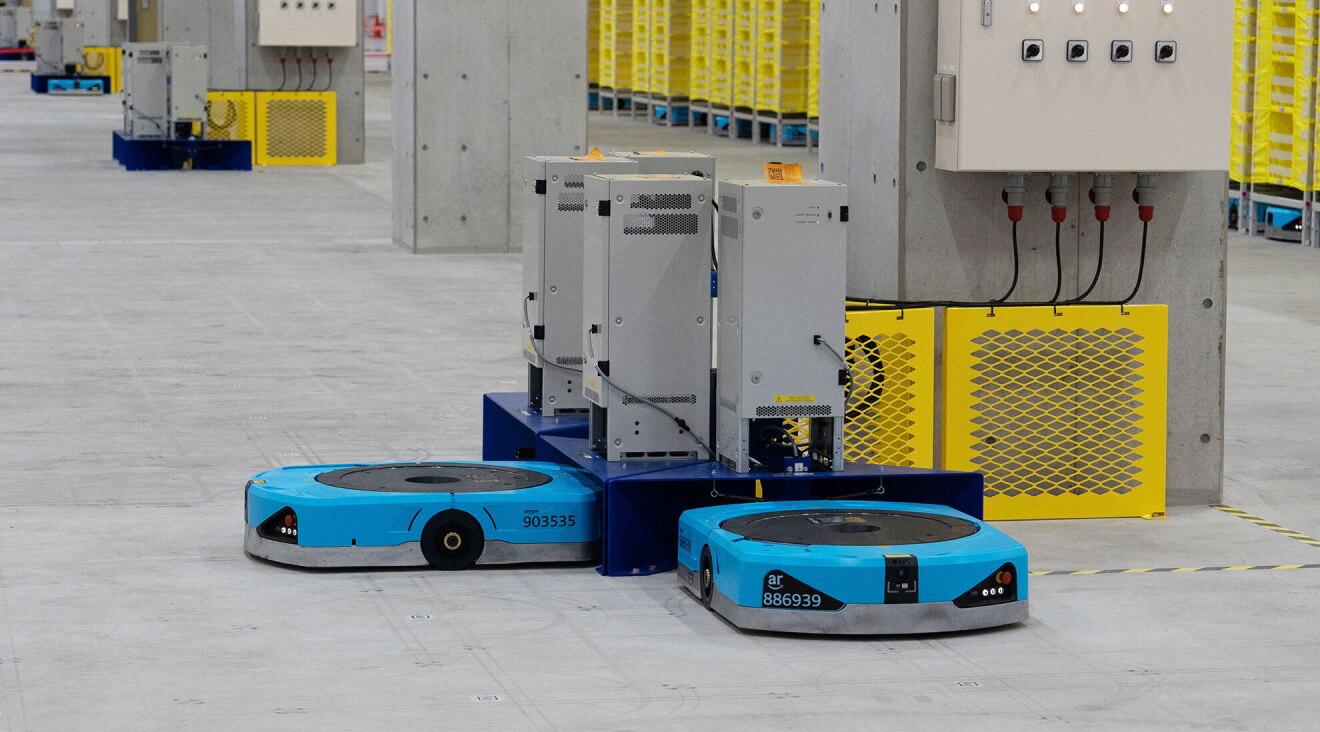 柱の近くの設置された器具に接続されているロボット