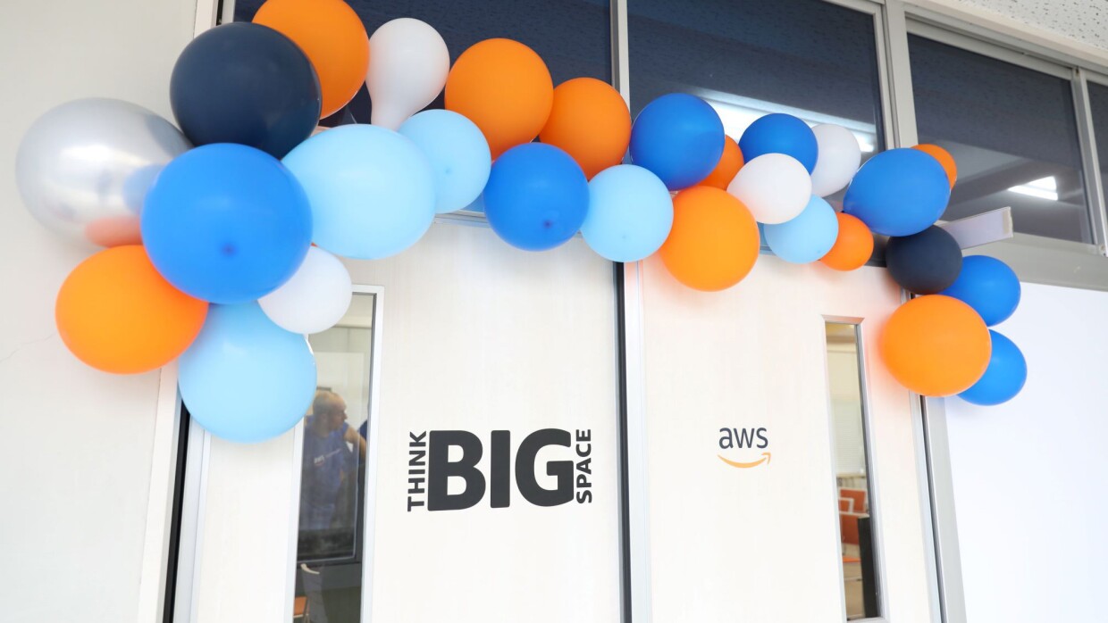 風船で飾られた教室の入口