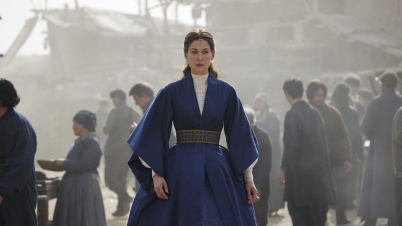 Moiraine played by Rosamund Pike in The Wheel of Time