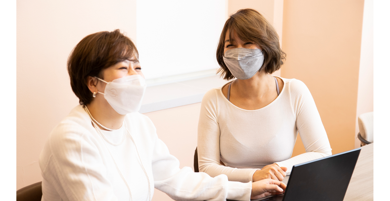 社員と村田さんが話をしている写真