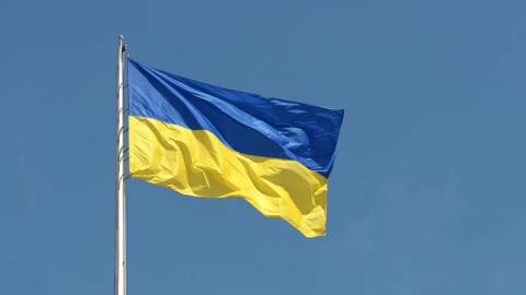 Ukraine Flagge weht im Wind