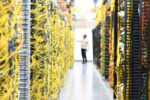 亚马逊承诺向美国政府提供500亿美元AI及超级计算投资:影响与风险分析