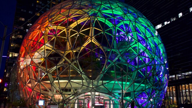 西雅图球体在亚马逊总部在西雅图,佤邦点亮彩虹颜色标记”骄傲月6月。