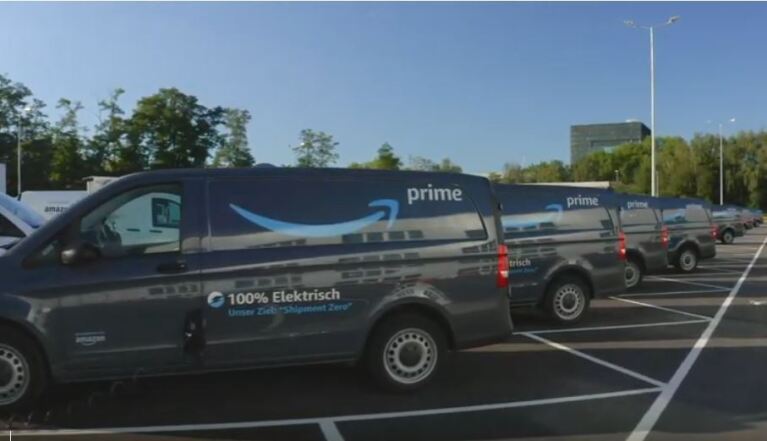 E-Vans auf einem Parkplatz