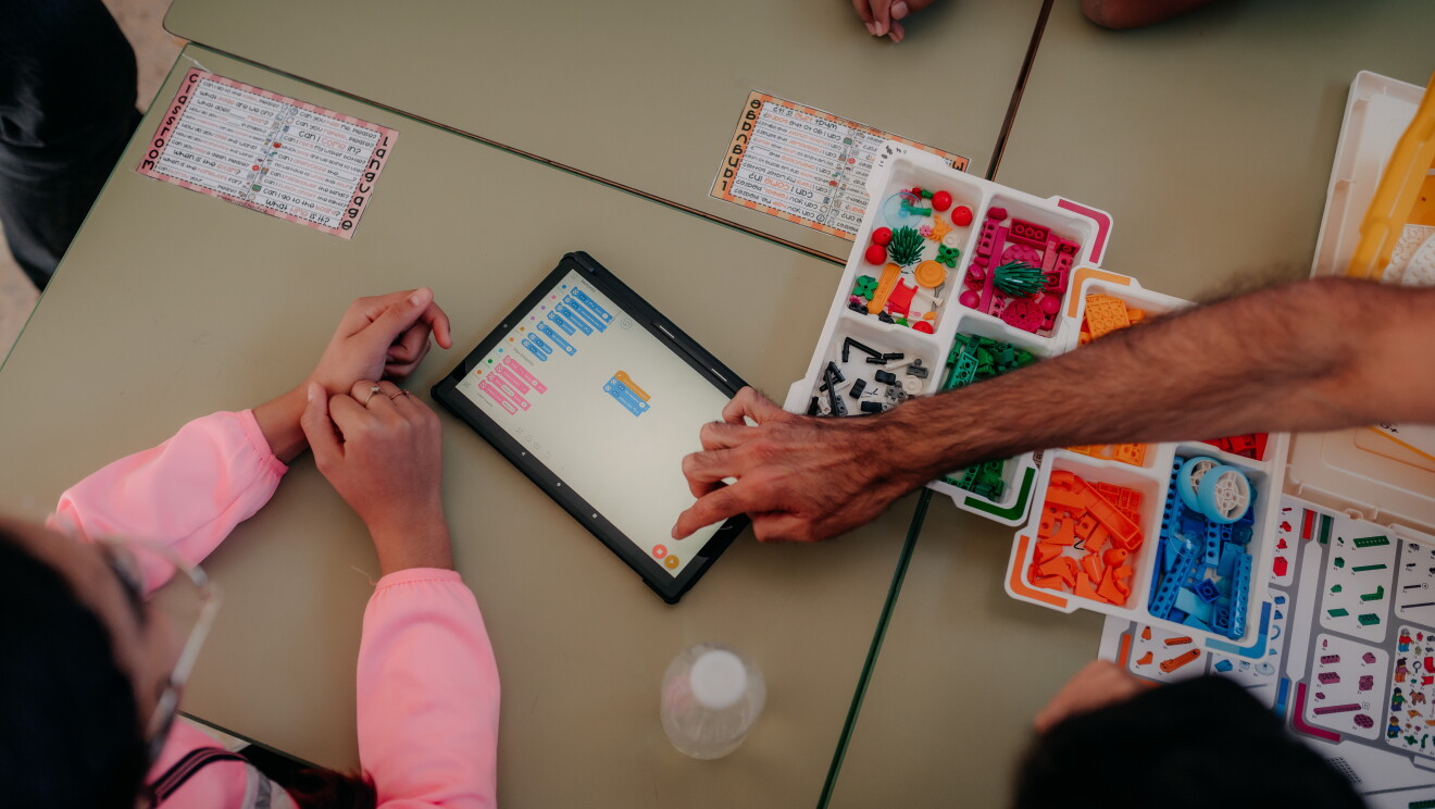 Robot creado con Legos Education Spike Essential. Tiene dos ojos con dos patas y unas palancas como si fuera un toro. 