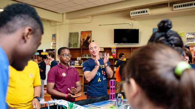 地铁纳什维尔的公立学校的学生喜欢和杰夫·贝佐斯访问亚马逊未来工程师计划宣布扩张到他们的学校。