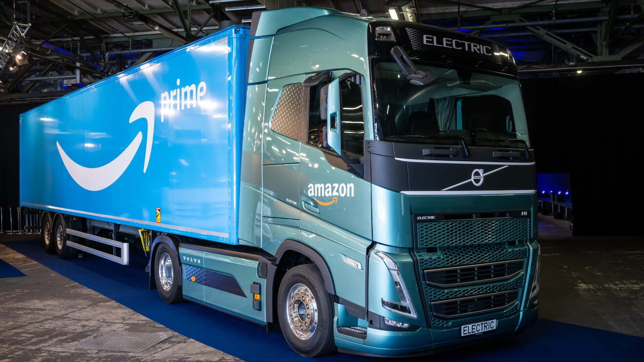 Der Volvo Electrical Truck steht in einer Lagerhalle. Er ist auf der Seite mit Amazon Logos gebrandet.