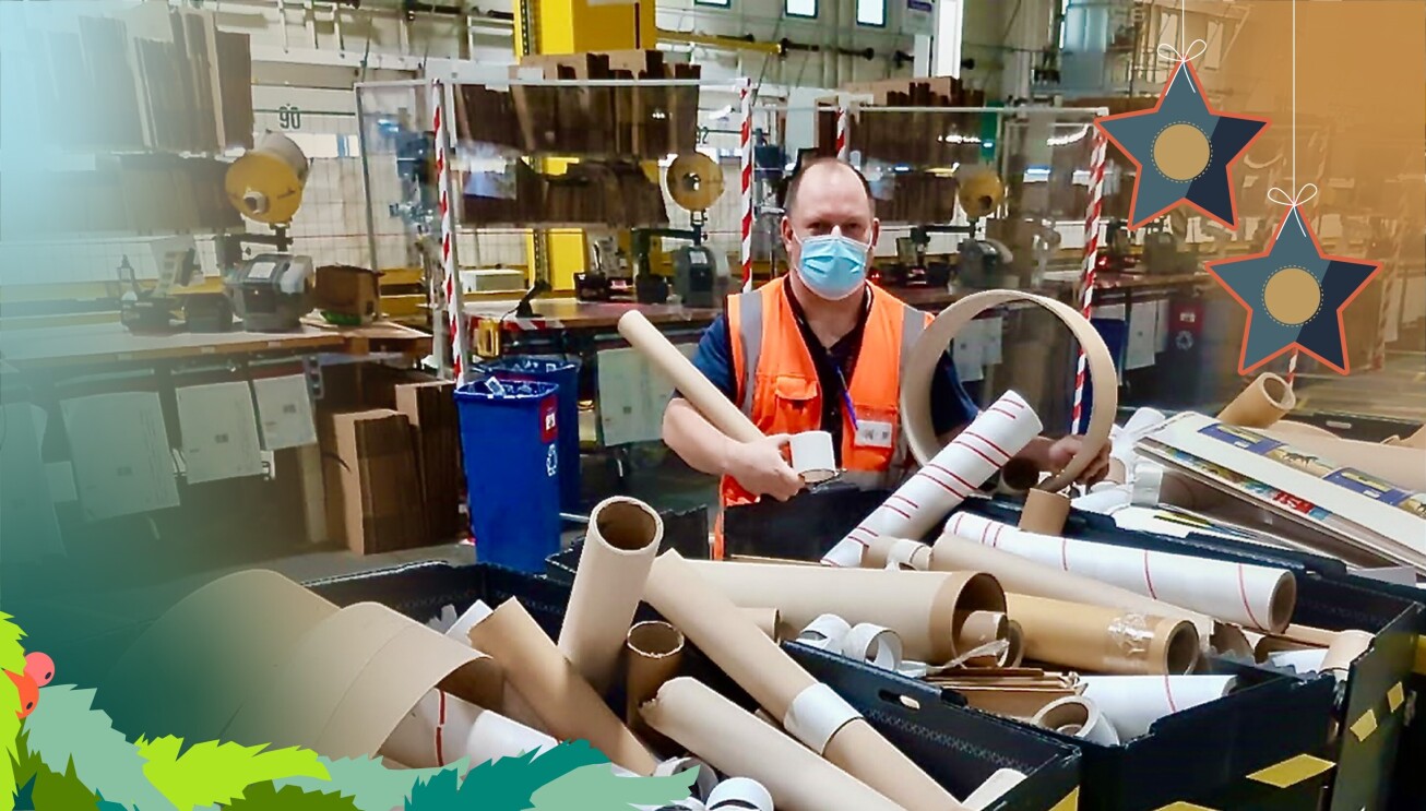 Markus mit Papprollen im Logistikzentrum