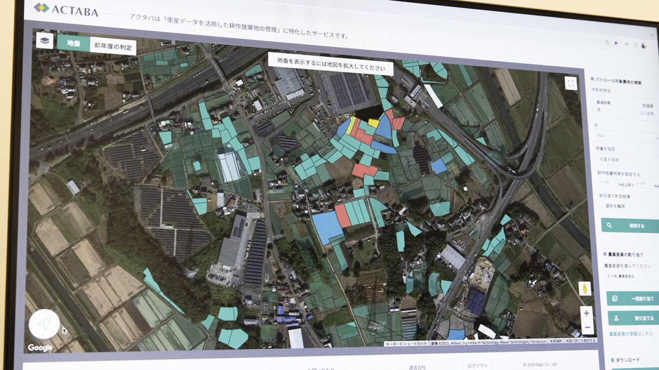 PCの画面。上空から撮影された田畑の写真の区域に色分けがされている