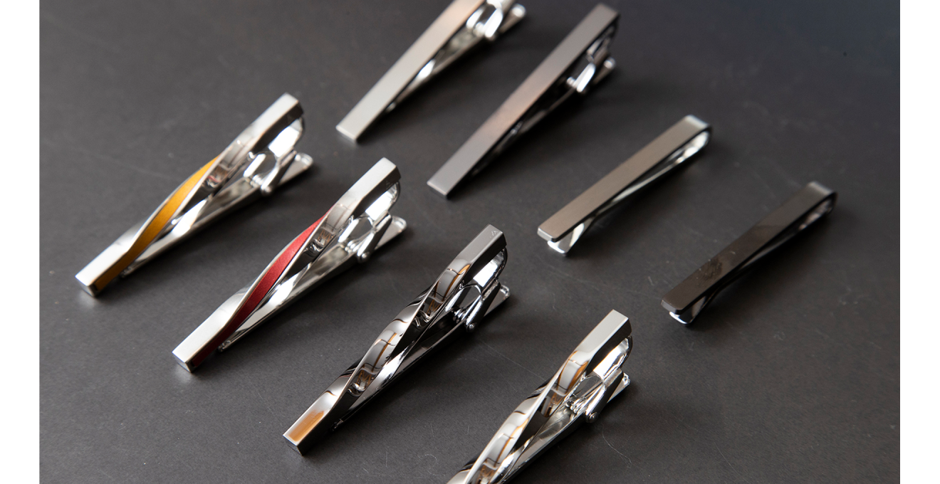 タイピンの写真。ツイスト型やシンプルなクリップ型に加えてカラーバリエーションも豊富