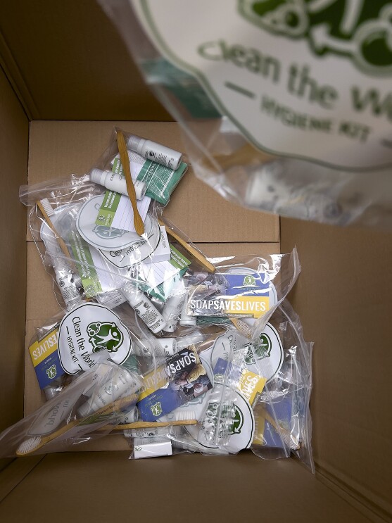 Eines der insgesamt 50.000 Hygiene Kits für bedürftige Ukrainer:nnen, die Ende Juni 2022 von Amazon Mitarbeiter:innen gepackt wurden.