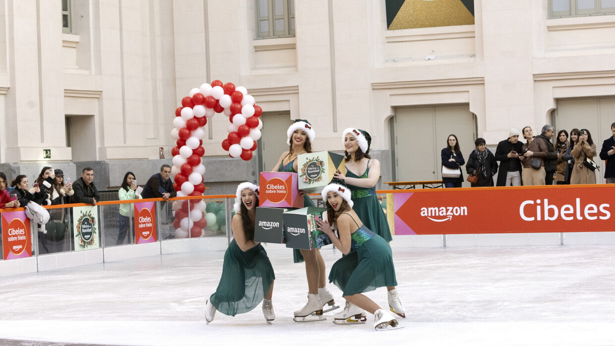 Presentación de La Fábrica de la Navidad de Amazon en el Palacio Cibeles de Madrid. Espectáculo de patinaje sobre hielo.