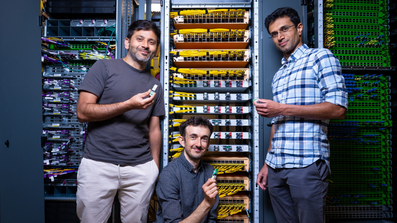 de izquierda a derecha: Ratul Mahajan, Amazon Scholar y experto en redes de centros de datos y profesor en la Universidad de Washington; Giacomo Bernardi, científico de AWS y Seshadhri Comandur, Amazon Scholar y profesor en la Universidad de California en Santa Cruz.