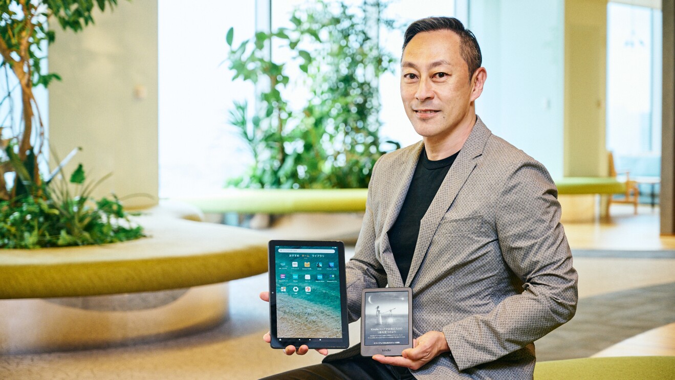 FireタブレットとKindleを見せてくれる清水さん