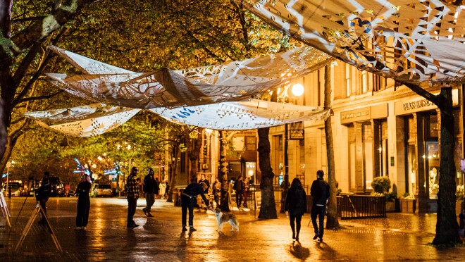 亚马逊校园里的Celeste Cooning艺术作品