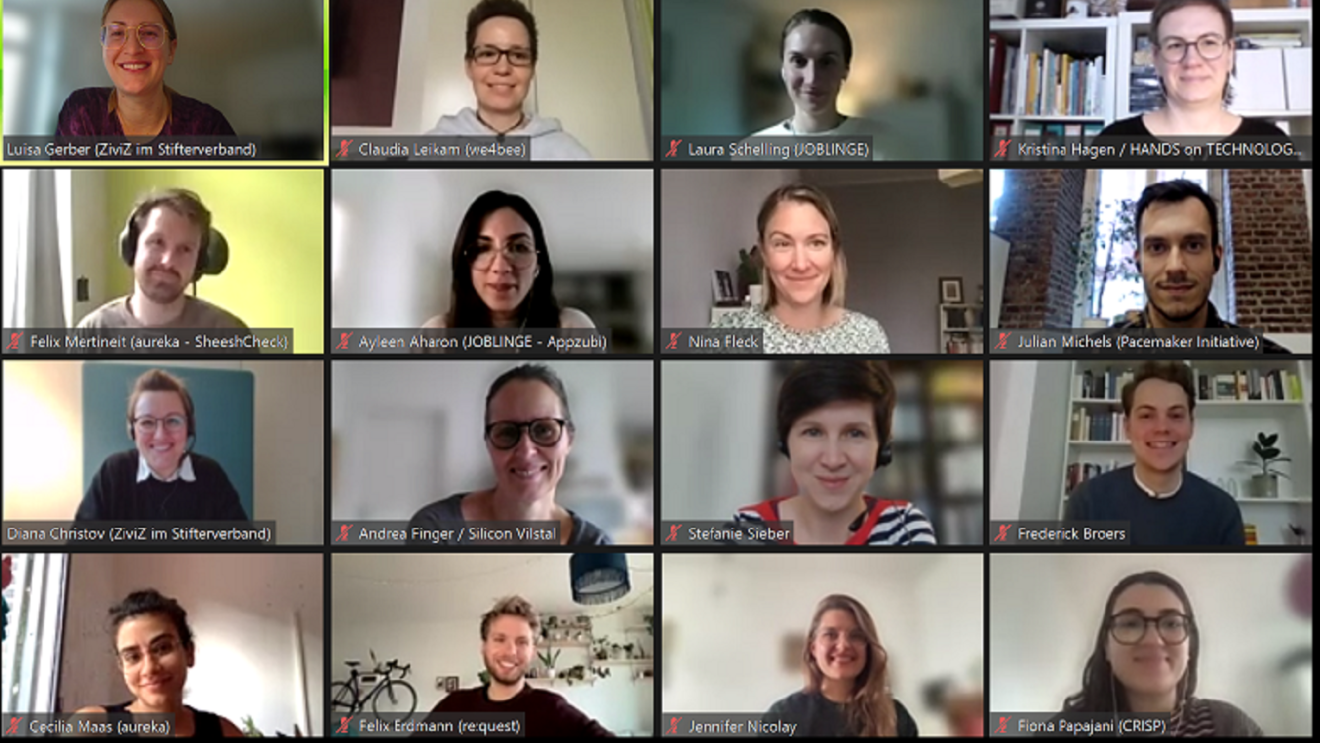 Screenshot einer Videokonferenz zahlreicher digital-engagiert-Teilnehmer:innen