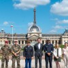 Militaires devant l'Ecole Militaire