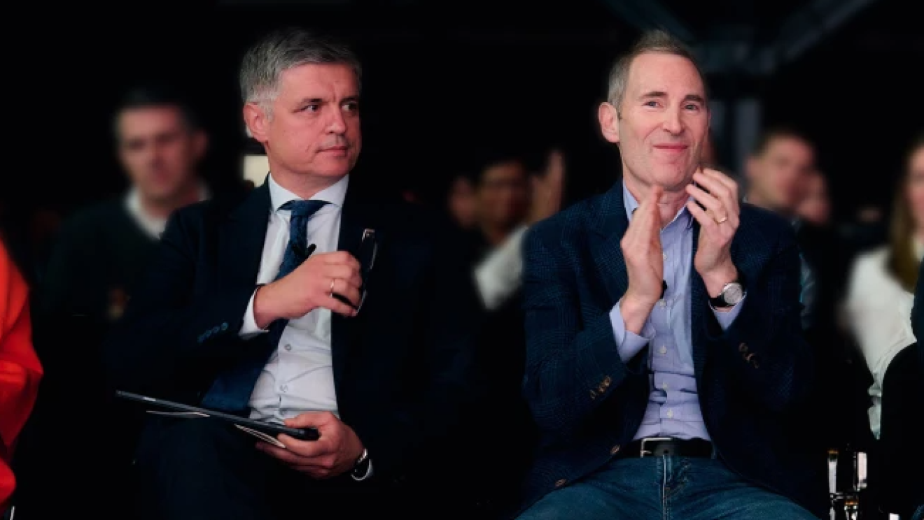l'immagine mostra l'ambasciatore ucraino e andy jassy seduti in platea