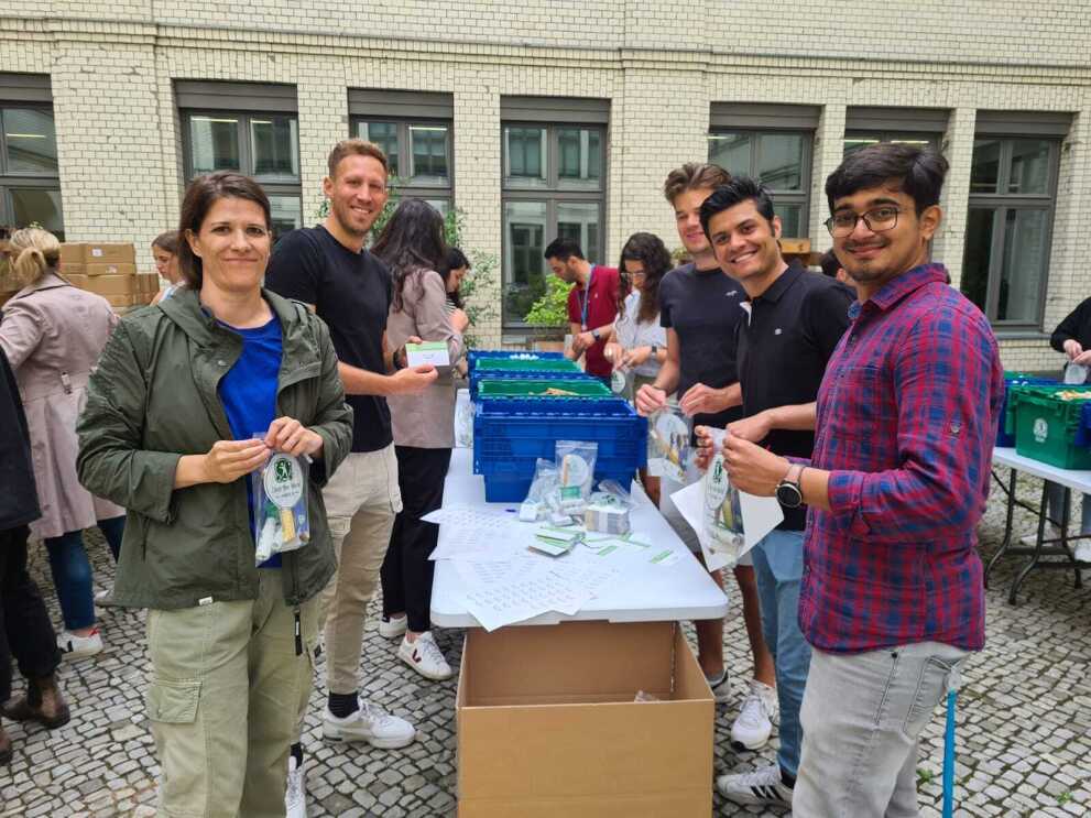 Amazon Mitarbeiter:innen beim Packen von insgesamt 50.000 Hygiene Kits für bedürftige Ukrainer:nnen Ende Juni 2022.
