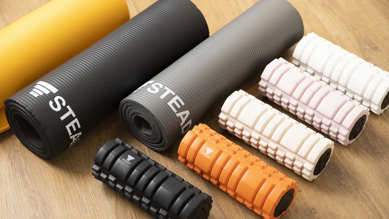 オレンジ・黒・グレーのマットと白・ピンク・ベージュ・オレンジ・黒の電動フォームローラー