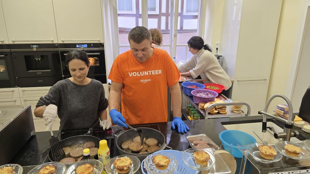 Um bedürftige Familien zu unterstützen, kochten Mitarbeiter:innen zusammen mit gemeinnützigen Organisationen Mahlzeiten.