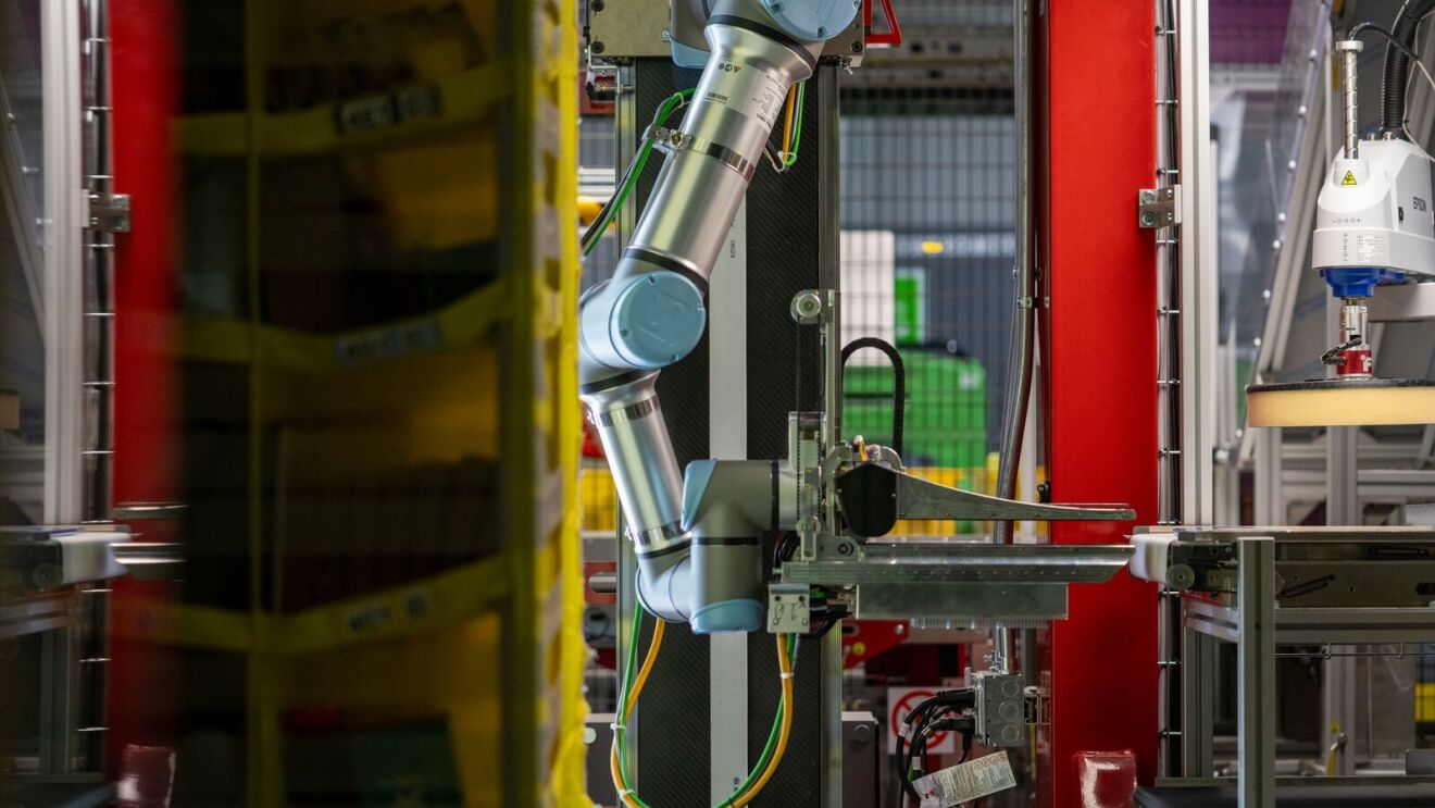 Amazon Unveils New Proteus Robot In 10 Billion European Investment In amazon-unveils-new-proteus-robot-in-10-billion-european-investment-in