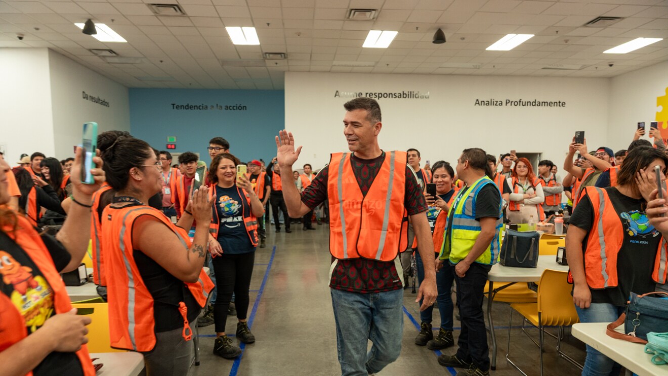 Jared Borgetti visitó el centro de envíos de Amazon MEX3