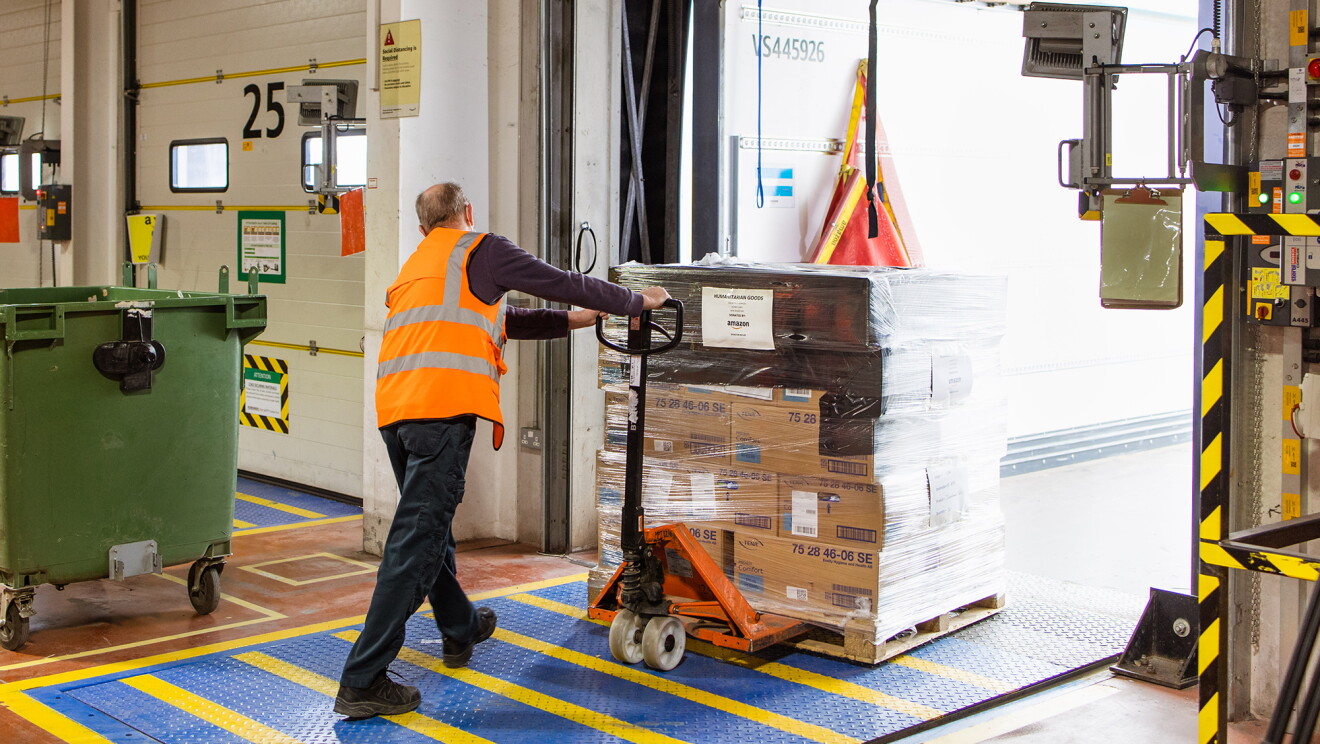 Dipendenti Amazon movimentano pallet con i beni donati a favore dei rifugiati ucraini nell'hub umanitario in Slovacchia
