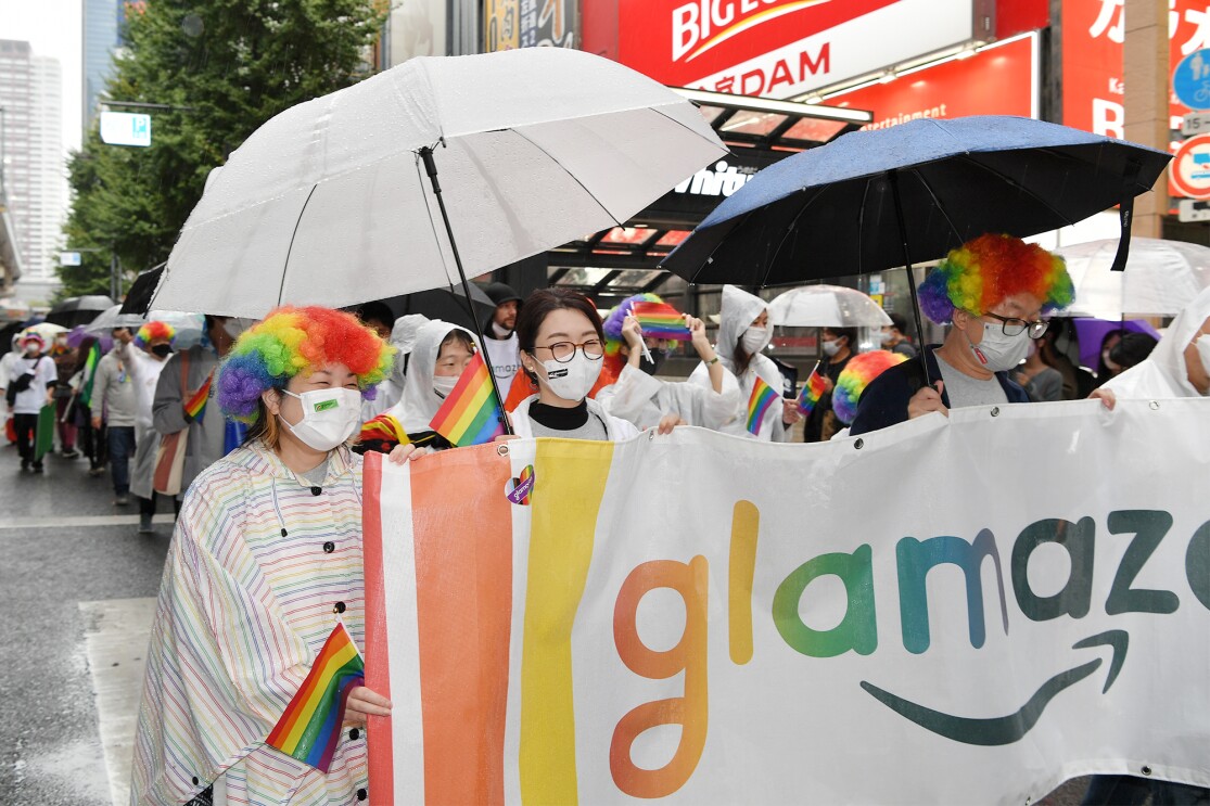 glamazonの横断幕をもって街中を行進中