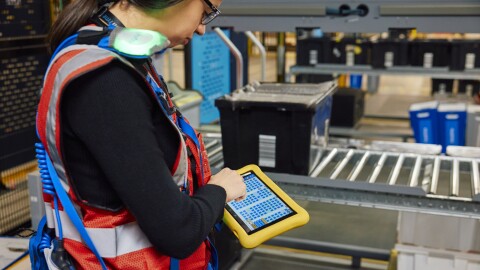 Trabajadora de Amazon en un centro logístico robotizado.