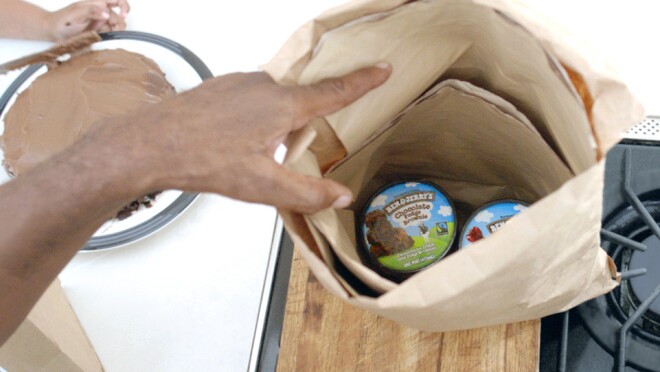 亚马逊的新型可回收杂货配送包装图片。