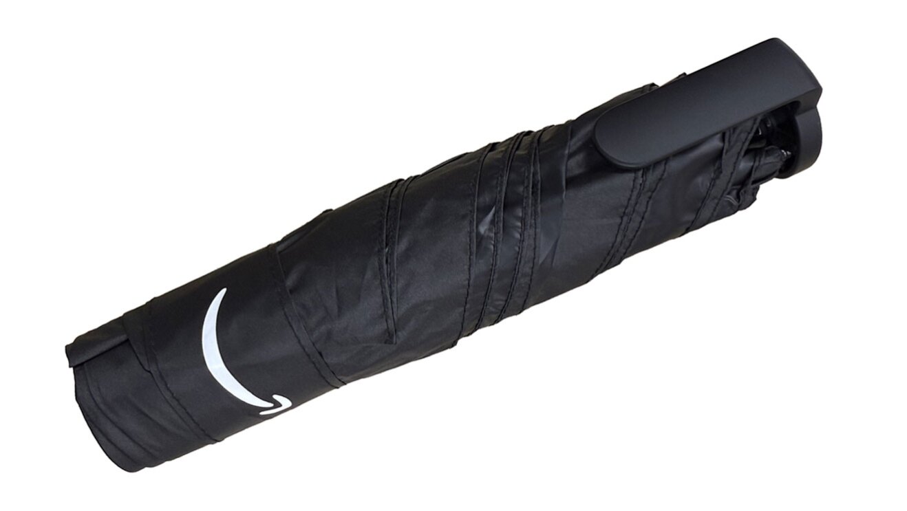 白い背景に、黒い折りたたみみ傘を斜めに配置。傘を止めるバンドの部分に白でAmazonロゴが入っている