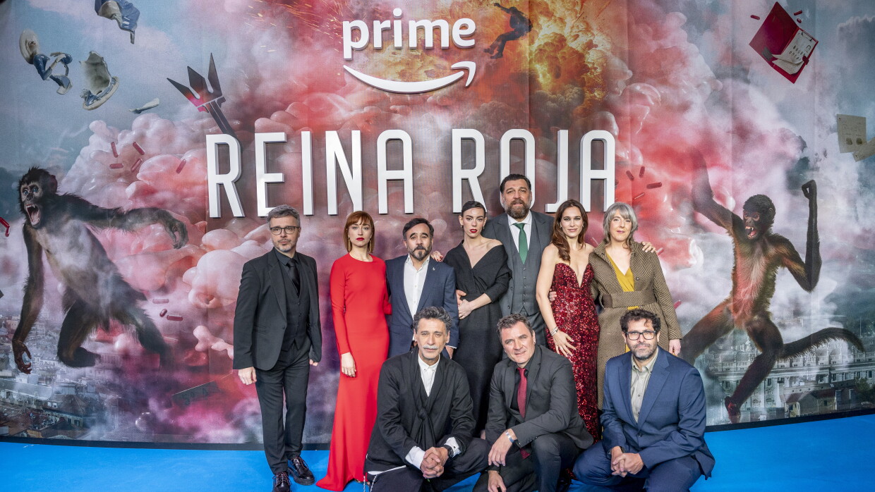Foto de la premiere de Reina Roja en Madrid con los actores y el escritor de la novela. 