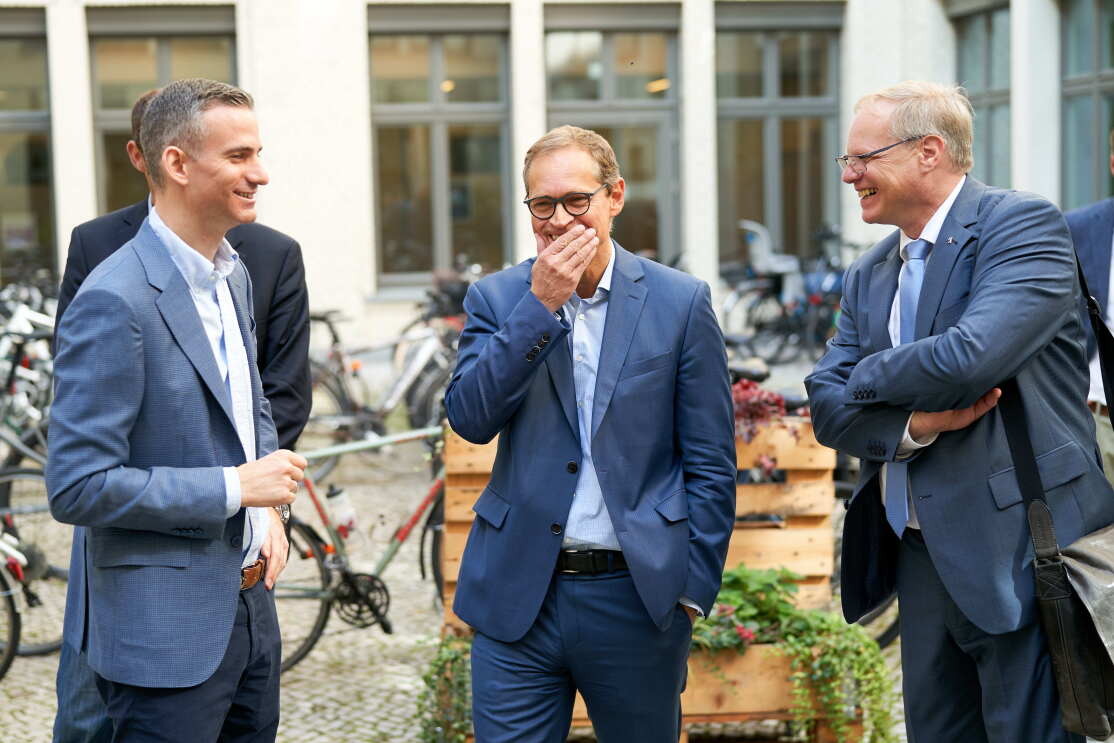 Berlins Bürgermeister ist zu Besuch bei Amazon und informiert sich über KI, ML und Digitalisierung.