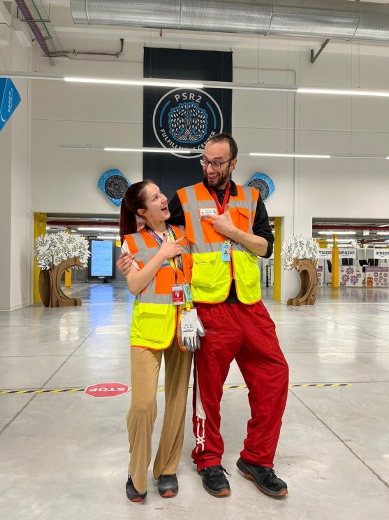 Coppie di dipendenti Amazon sorridono o si abbracciano, mentre celebrano la propria relazione.