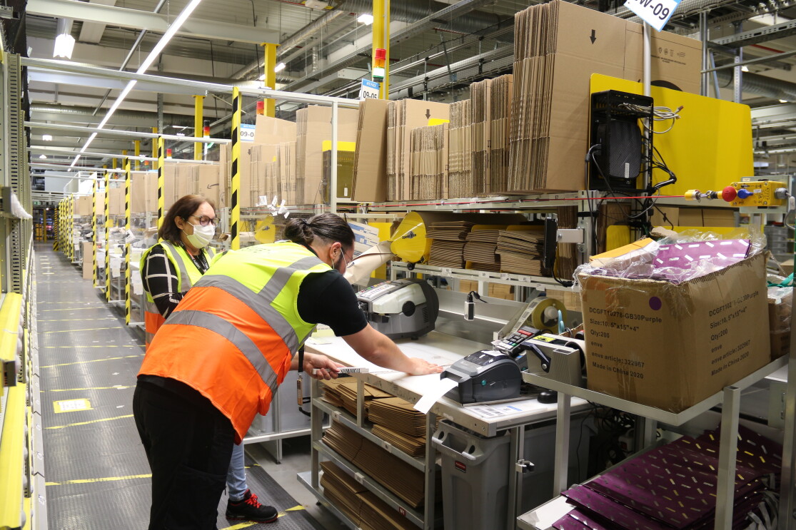 Arbeitssicherheitsexperte bei Amazon, Lucian Geiger, mit einer Kollegin bei der Vermessung im Logistikzentrum.